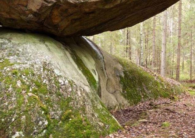 صخرة عملاقة تقف ثابتة في وضعية غريبة وتقاوم السقوط لآلاف السنين