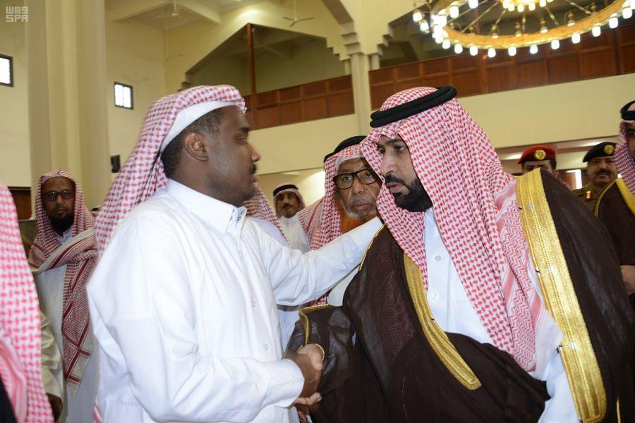 قبلة وداع من ذوي الشهيد قبلة وداع من ذوي الشهيد