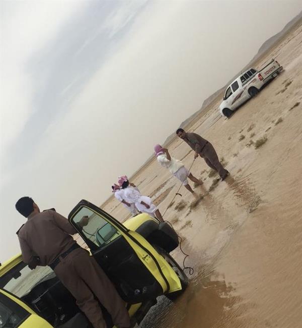 السيول تحتجز عائلتين مكونتين من 16 شخصا في 6 مركبات.. و