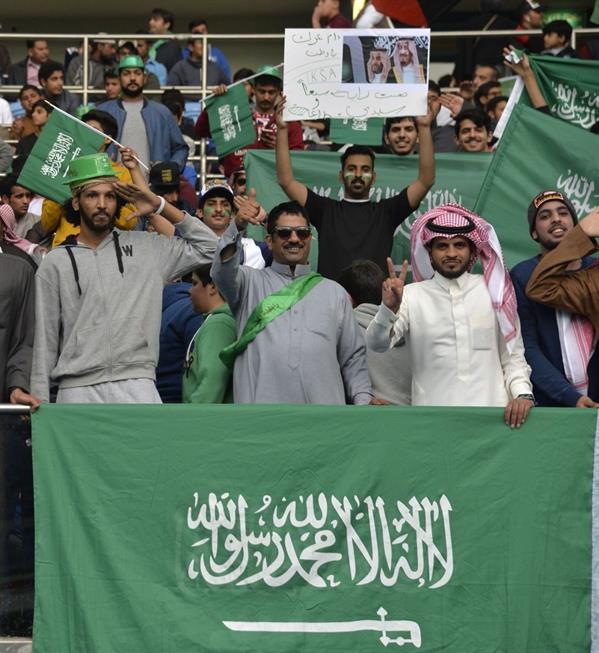 شاهد الحضور الجماهيري السعودي في المباراة الثانية بخليجي 23.. وإماراتيون يرفعون علم المملكة شاهد الحضور الجماهيري السعودي في المباراة الثانية بخليجي 23.. وإماراتيون يرفعون علم المملكة