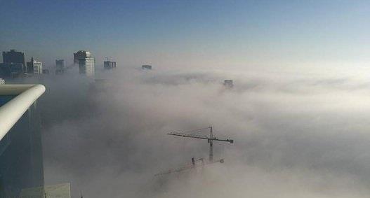 سحب الضباب وهي تخترق مباني سكنية في الإمارات سحب الضباب وهي تخترق مباني سكنية في الإمارات