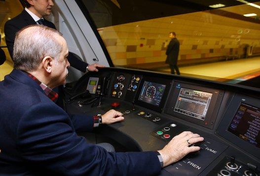 ليست المرة الأولى.. شاهد أردوغان يقود مترو الأنفاق في إسطنبول