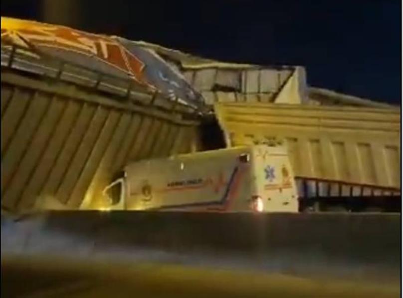 اصـطدام سيارة إسعاف في جسر مشاة سقط جراء حـادث في عمان