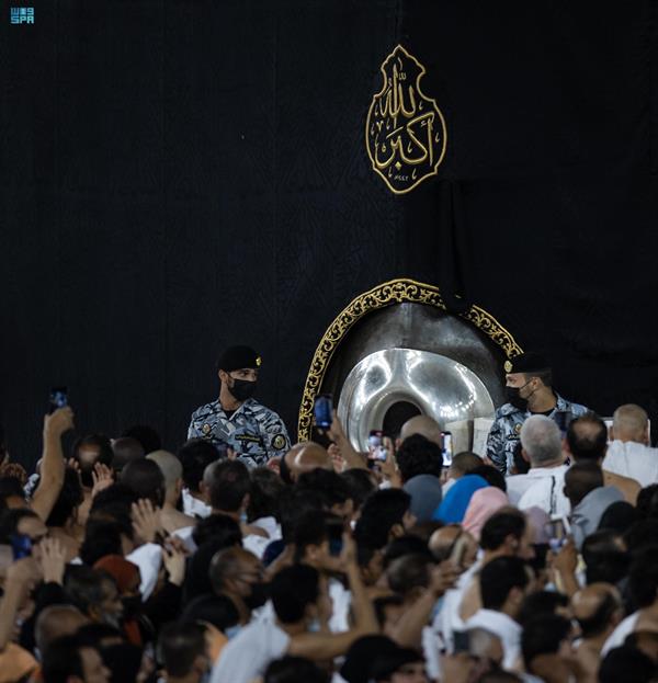وسط أجواء إيمانية.. قاصدو المسجد الحرام والمسجد النبوي يشهدون ختم القرآن في ليلة 29 (صور) 