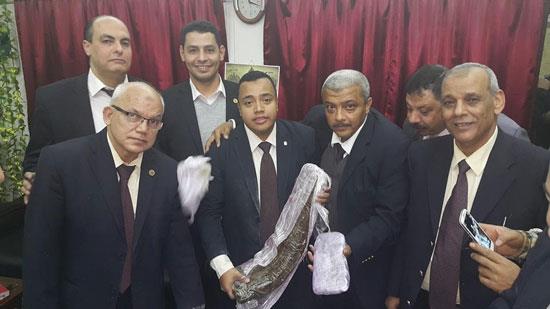 السلطات المصرية تضبط خليجيين حاولا تهريب أكبر كمية حشيش فى تاريخ مطار القاهرة 