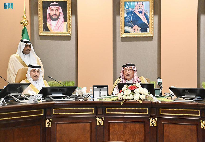 امير جازان يطلق المشاريع من مكتبه