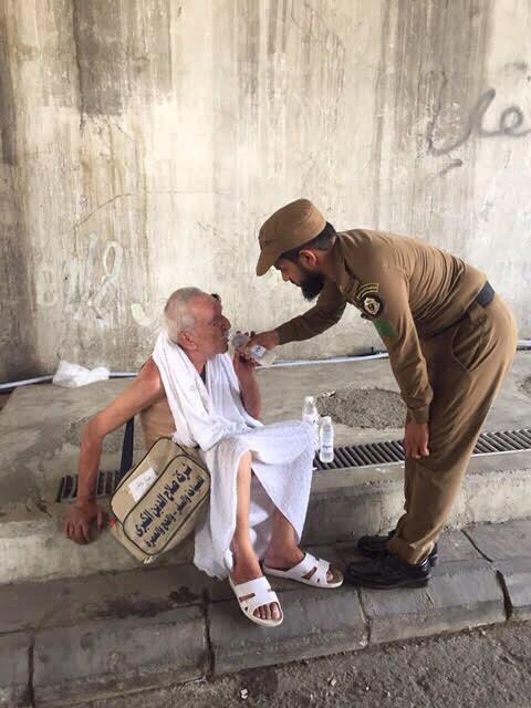 إنسانية رجل أمن في تعامله مع حاج مسن