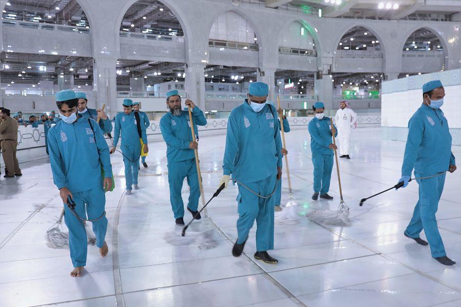  تعقيم المسجد الحرام ومرافقه وصحن المطاف