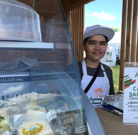 مراهق تتاري يفتتح مصنعاً للجبن ويحقق دخلاً أعلى من والدته