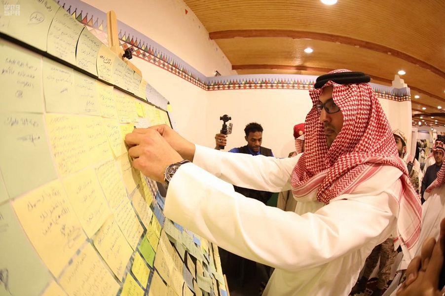 هذا ما كتبه أمير عسير على صورة الأمير منصور بن مقرن (صور)