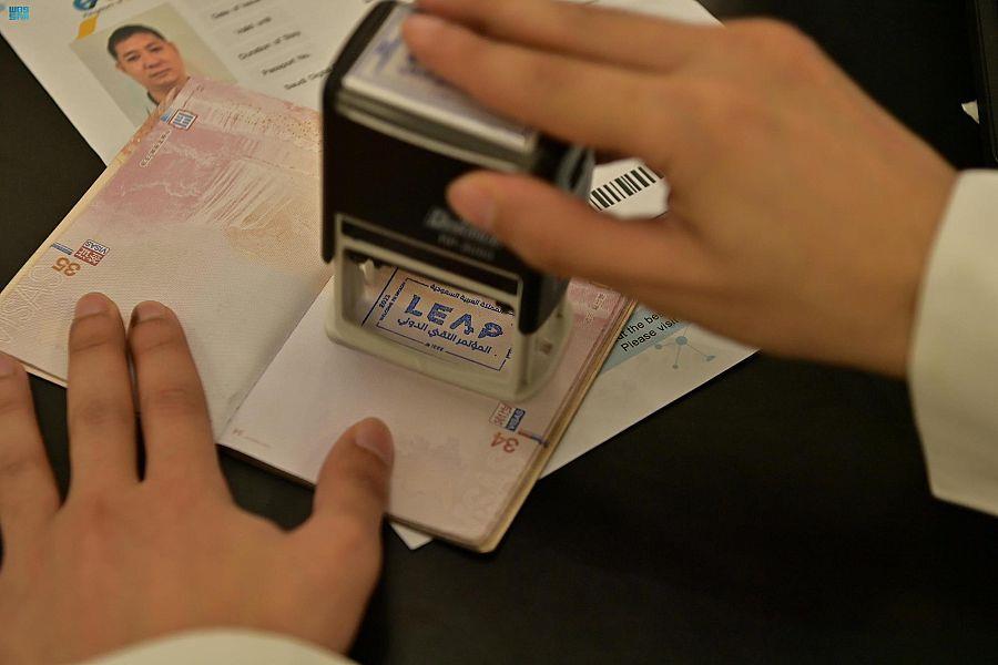 جوازات مطار الملك خالد الدولي تستقبل المسافرين بختم خاص