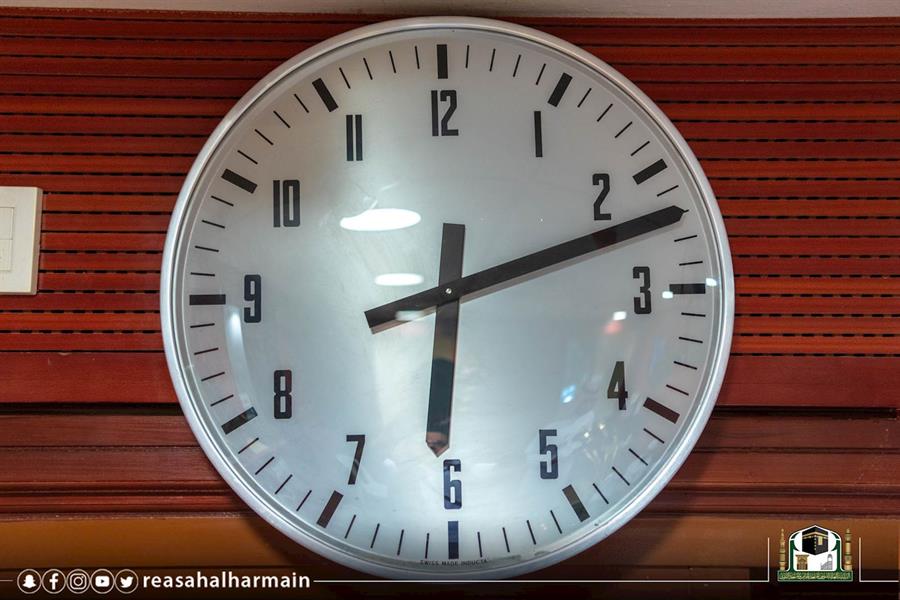 استبدال ساعات مكبرية الحرم المكي بأخرى حديثة لرصد مواعيد الأذان بدقة 