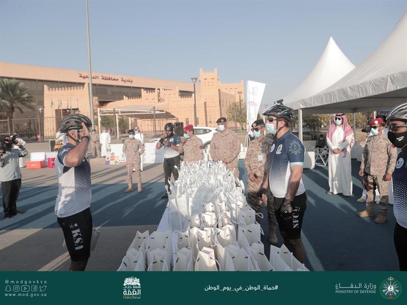 قائد القوات البحرية يشارك في مسيرة دراجات احتفاءً باليوم الوطني