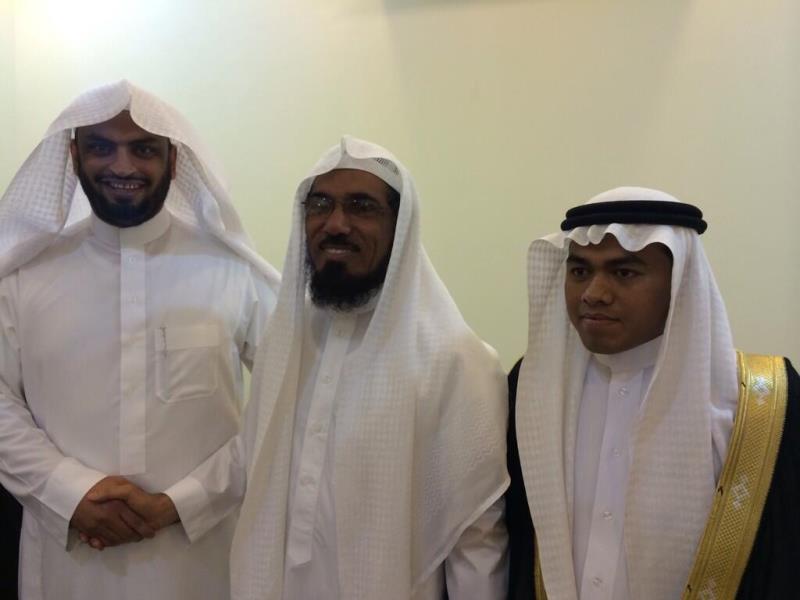 مواطن يتكفل بزواج سائقه الإندونيسي