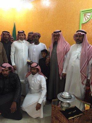 أمير حائل يكرّم سودانياً أنقذ طفلاً من السيول