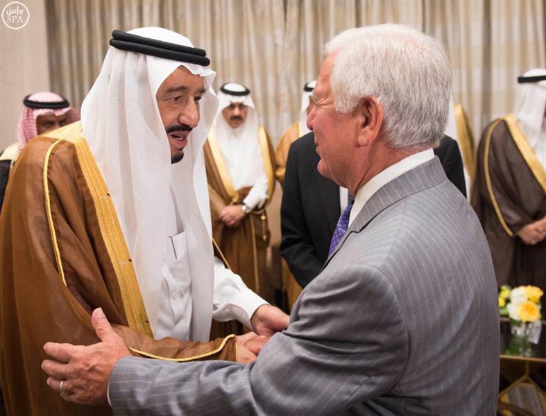 بالصور.. خادم الحرمين يستقبل سفراء الدول العربية وشخصيات اسلامية في واشنطن