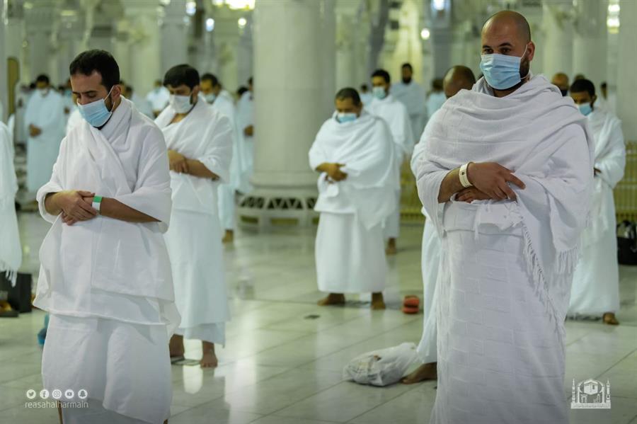 المصلون يشهدون ختم القرآن بالحرمين الشريفين وسط أجواء روحانية المصلون يشهدون ختم القرآن بالحرمين الشريفين وسط أجواء روحانية