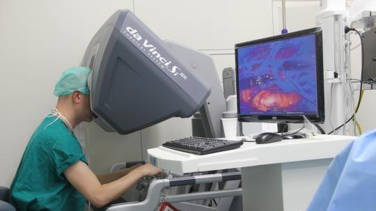 أول عملية جراحية للكلى يُجريها إنسان آلي في الصين