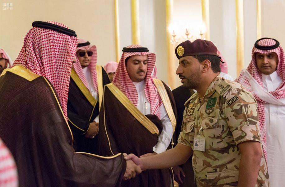 بالصور.. أمير الباحة يتقدم مستقبلي جثمان الشهيد بالصور.. أمير الباحة يتقدم مستقبلي جثمان الشهيد