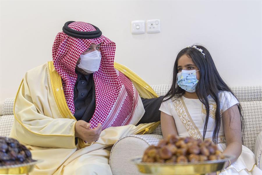 أمير الشمالية يزور ذوي الشهيد العنزي بمحافظة طريف