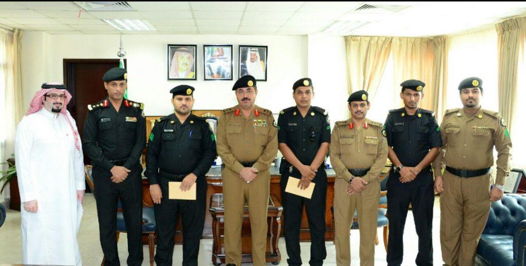 بالصور.. مكافأة مالية لرجلي أمن أطاحا بمقيم تخصص في غسيل الأموال بجازان