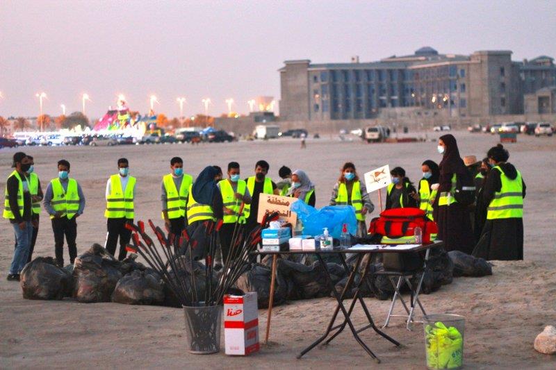 متطوعون ومتطوعات يشاركون في مبادرة بحر بلا بلاستيك
