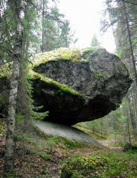  صخرة عملاقة تقف ثابتة في وضعية غريبة وتقاوم السقوط لآلاف السنين