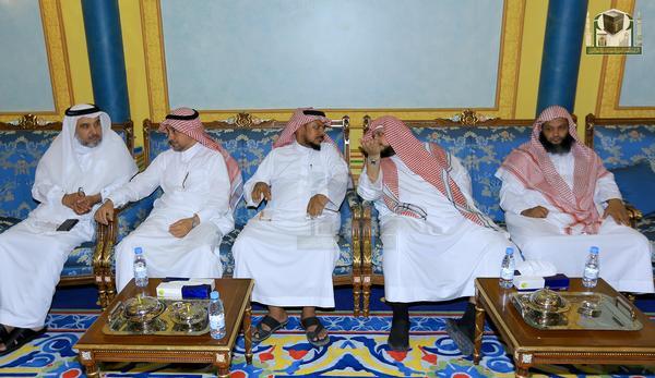 بالصور.. المفتي يستقبل أئمة المسجد الحرام في منزله بمكة المكرمة