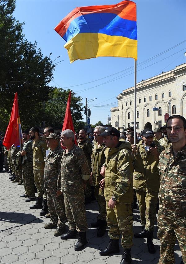 اندلاع مواجهات عسكرية بين أذربيجان وأرمينيا.. وتحذيرات دولية من حرب واسعة