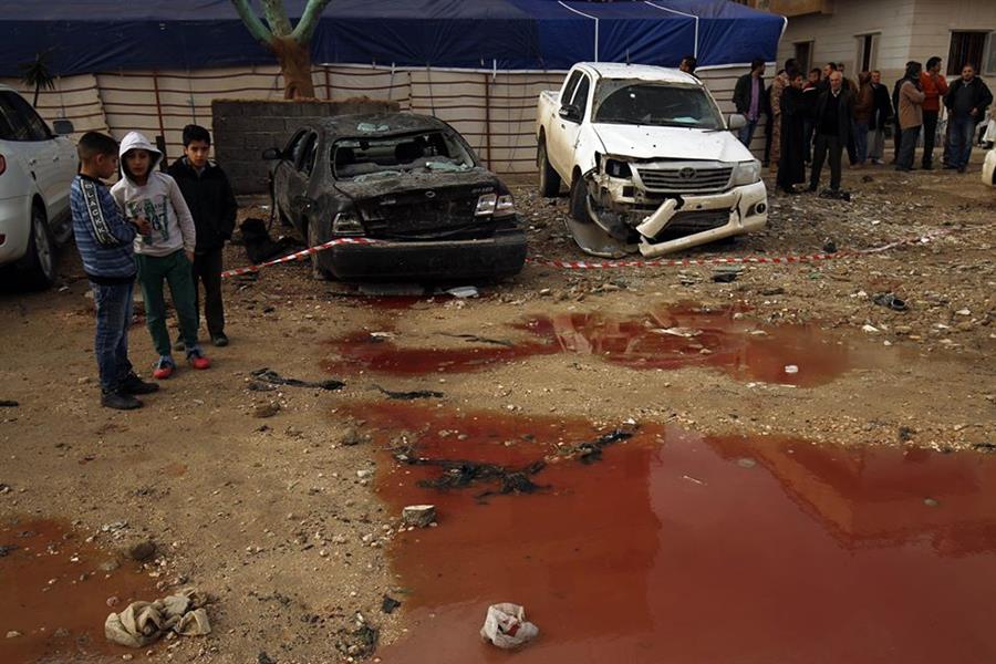 في برك ماء آسنة.. دماء المصلين تغطي محيط مسجد في بنغازي بعد يوم من حادث تفجير (صور)