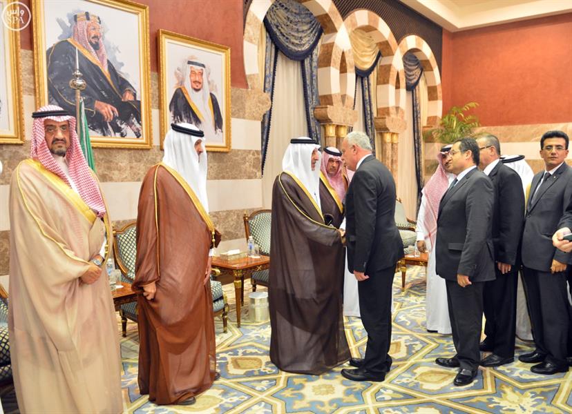 خالد الفيصل يستقبل بمنزله الأمير مقرن والمعزّين من أمراء ومسؤولين ومواطنين ووفود دول