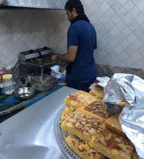 بالصور.. شاب يتحدى فقدان يده اليمنى ويفتتح مطعما يديره بنفسه في حقل بالصور.. شاب يتحدى فقدان يده اليمنى ويفتتح مطعما يديره بنفسه في حقل