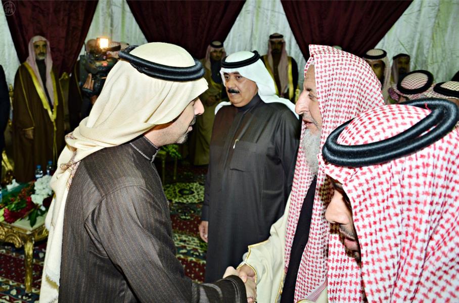 مفتي عام المملكة وأصحاب الفضيلة العلماء والمشايخ يطمئنون على صحة الملك