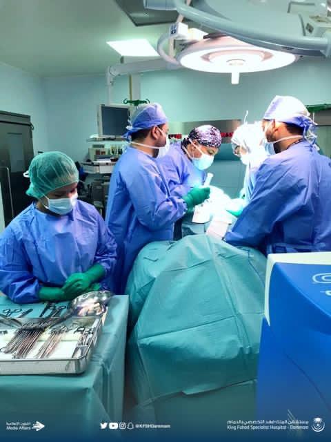 الأولى في الشرق الأوسط.. نجاح فريق طبي في زراعة أصغر جهاز "حفز عصبي" لمواطنة بالدمام (صور) 