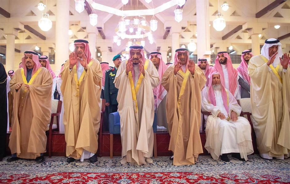 خادم الحرمين يؤدي صلاة الميت على الأمير طلال بن سعود 