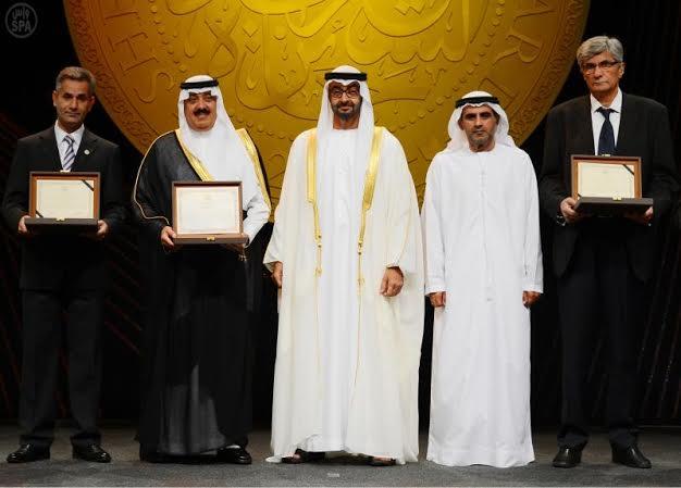 بالصور محمد بن زايد سلم جائزة شخصية العام الثقافية التي فاز بها خادم الحرمين الى الامير متعب