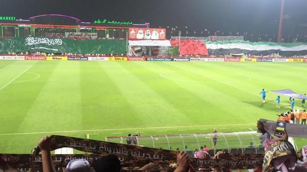 لاعب الأهلي يشيد ببادرة الجمهور برفع علمي الإمارات والسعودية (صورة)