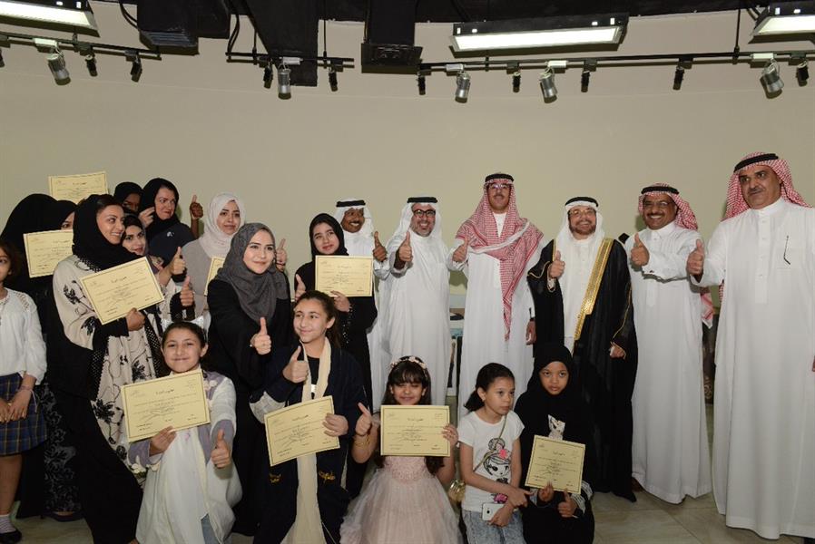 شاهد.. وزير الإعلام يسلم سيدات وأطفالا شهادات لاجتيازهم دورة في العزف على 