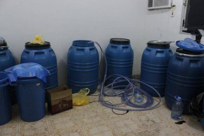 معمل للخمور بحي منفوحة