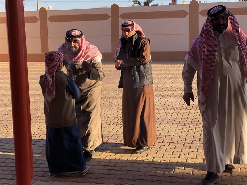 شقيقان يستقبلان معلميهما والطلاب في فناء مدرستهما بالحلوى والبخور والقهوة العربية (صور) شقيقان يستقبلان معلميهما والطلاب في فناء مدرستهما بالحلوى والبخور والقهوة العربية (صور)