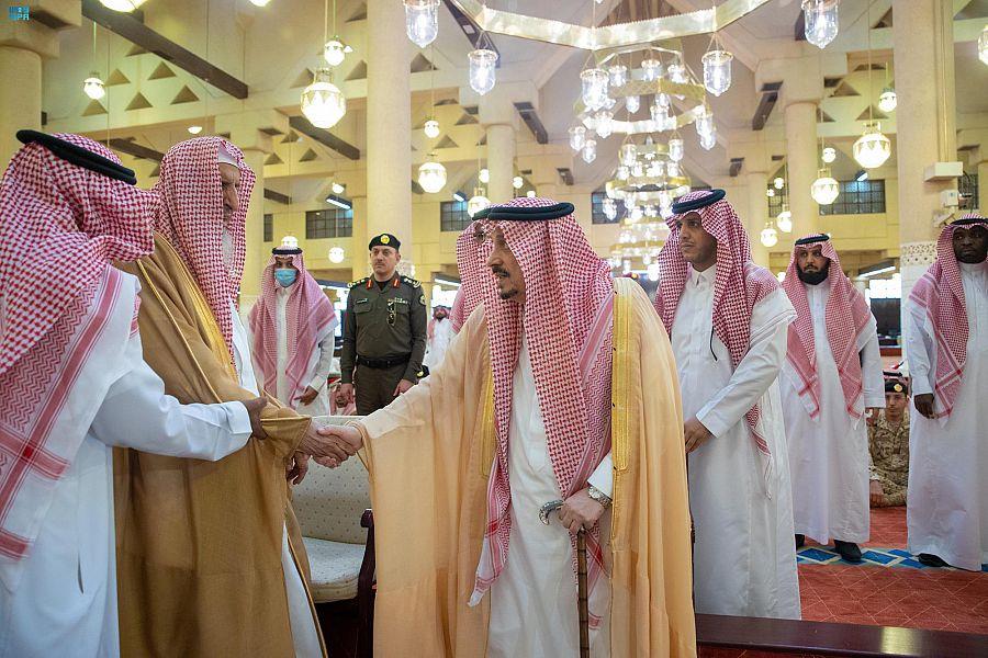 أمير الرياض يؤدي صلاة الميت على والدة الأمير نايف بن ماجد بن سعود