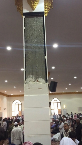 إصابة مصلين إثر سقوط قطع من «الرخام» لأحد أعمدة المساجد في عفيف - صور إصابة مصلين إثر سقوط قطع من «الرخام» لأحد أعمدة المساجد في عفيف - صور