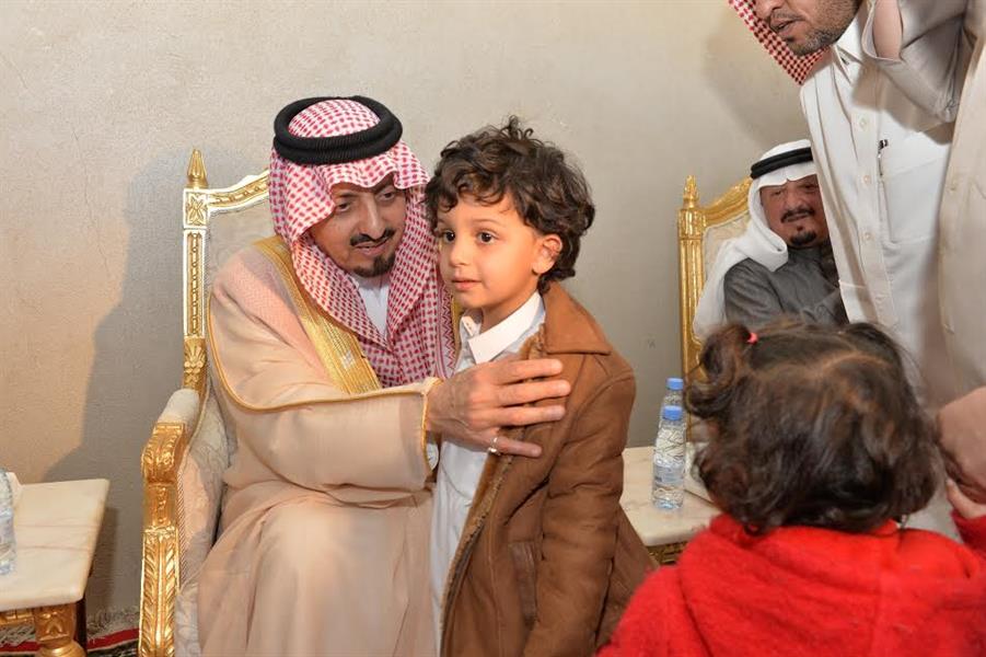 أمير عسير ينقل تعازي القيادة في وفاة الشهيد الشهري