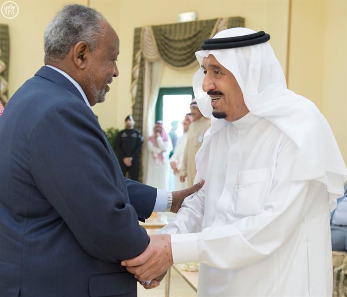 خادم الحرمين يقيم مأدبة غداء في مدينة الملك خالد العسكرية