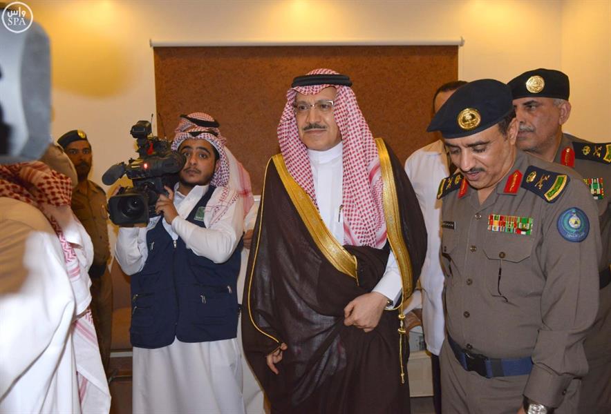 بالصور.. أمير الحدود الشمالية يطمئن على صحة المصابين في حادث الحريق من منسوبي الدفاع المدني