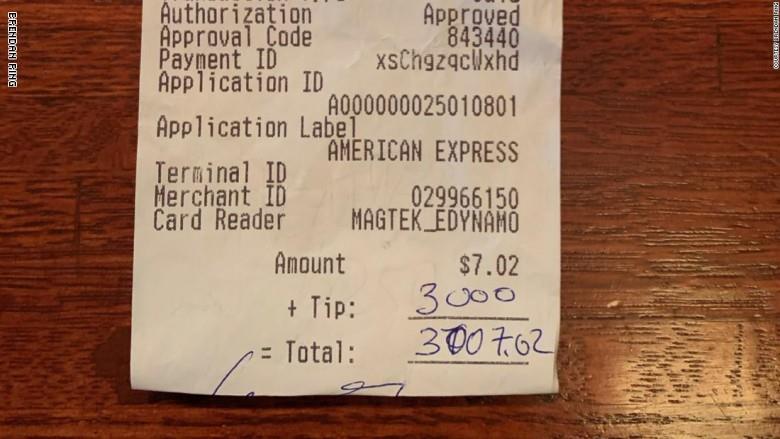 إكرامية بقيمة 3000 دولار لمطعم يتركها زبون بمفاجأة غير متوقعة