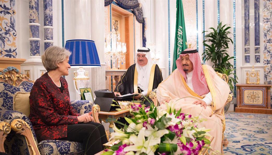 بالصور.. خادم الحرمين يستقبل مديرة 