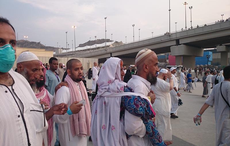 حاجّ باكستاني يحمل والدته المسنّة على ظهره