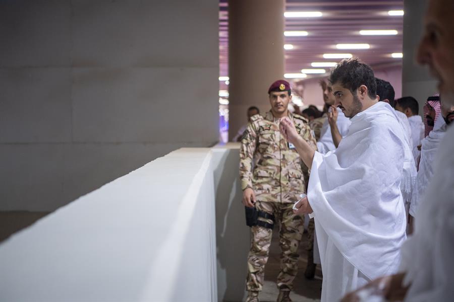 أمير منطقة مكة المكرمة ونائبه يرميان جمرة العقبة بمنى (صور)  