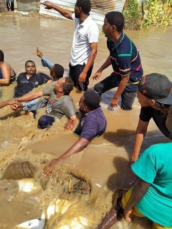 أهالي جزيرة سودانية يحاولون التصدي لمياه الفيضان بأجسادهم